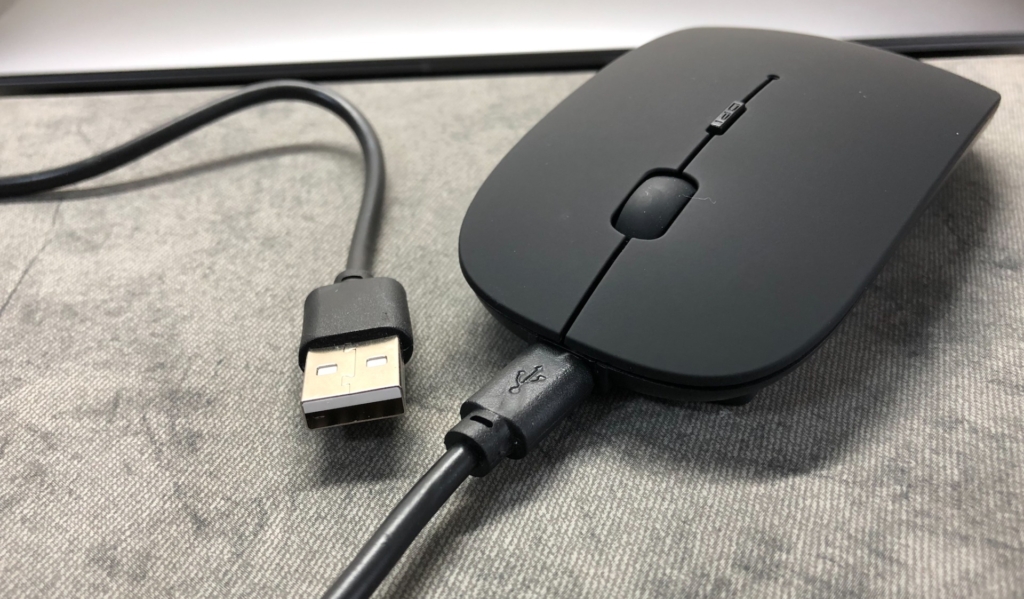 マウスの充電ケーブル写真